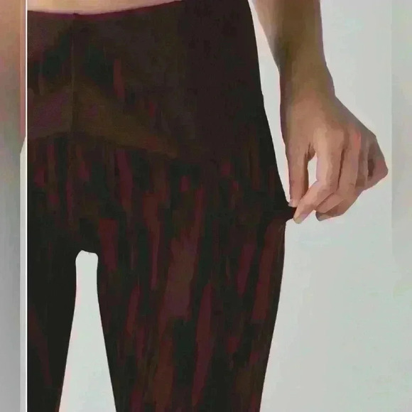 Lululemon Exquisite Crop in Bordeaux Animal Print Drama Size 6 - Picture 11 of 12